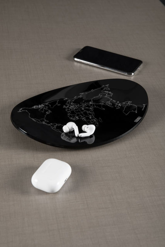 Vuotatasche in cristallo acrilico bicolore con incisione. Dimensioni diametro cm 25 x 3 h. GLOBAL THINKING è un elegante vuotatasche in cristallo acrilico bicolore con incisione laser che ricrea il planisfero. In negozio e online su tuttochic.it