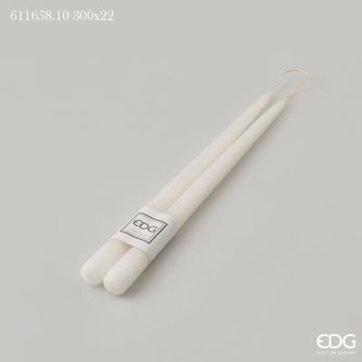 Set di 2 candele di colore bianco. Dimensioni: mm 300 x 22 ø Attenzione: uso decorativo non è un giocattolo, tenere lontano dalla portata dei bambini. In negozio e online su tuttochic.it