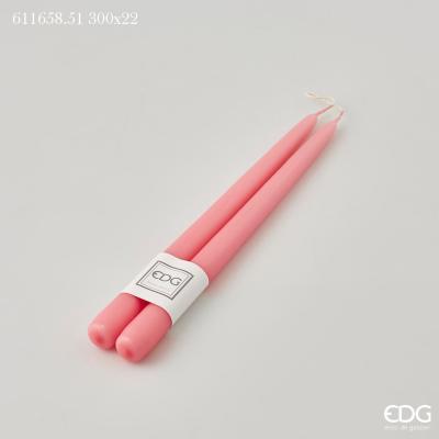 Set di 2 candele di colore rosa. Dimensioni: mm 300 x 22 ø Attenzione: uso decorativo non è un giocattolo, tenere lontano dalla portata dei bambini. In negozio e online su tuttochic.it