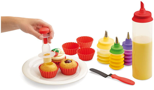 Set per Cupcakes in silicone composto da: Corer per cupcake 6 pirottini di cottura in silicone 1 contenitore a soffietto per guarnizione/ripieno 2 contenitori a soffietto per guarnizione 3 puntali in acciaio per guarnizione 1 flacone alto per pastella 1 spatola per glassatura. In negozio e online su tuttochic.it