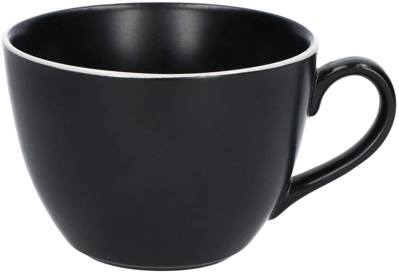 Tazza nera tazza nera con chicchi di caffè accanto ad essa su