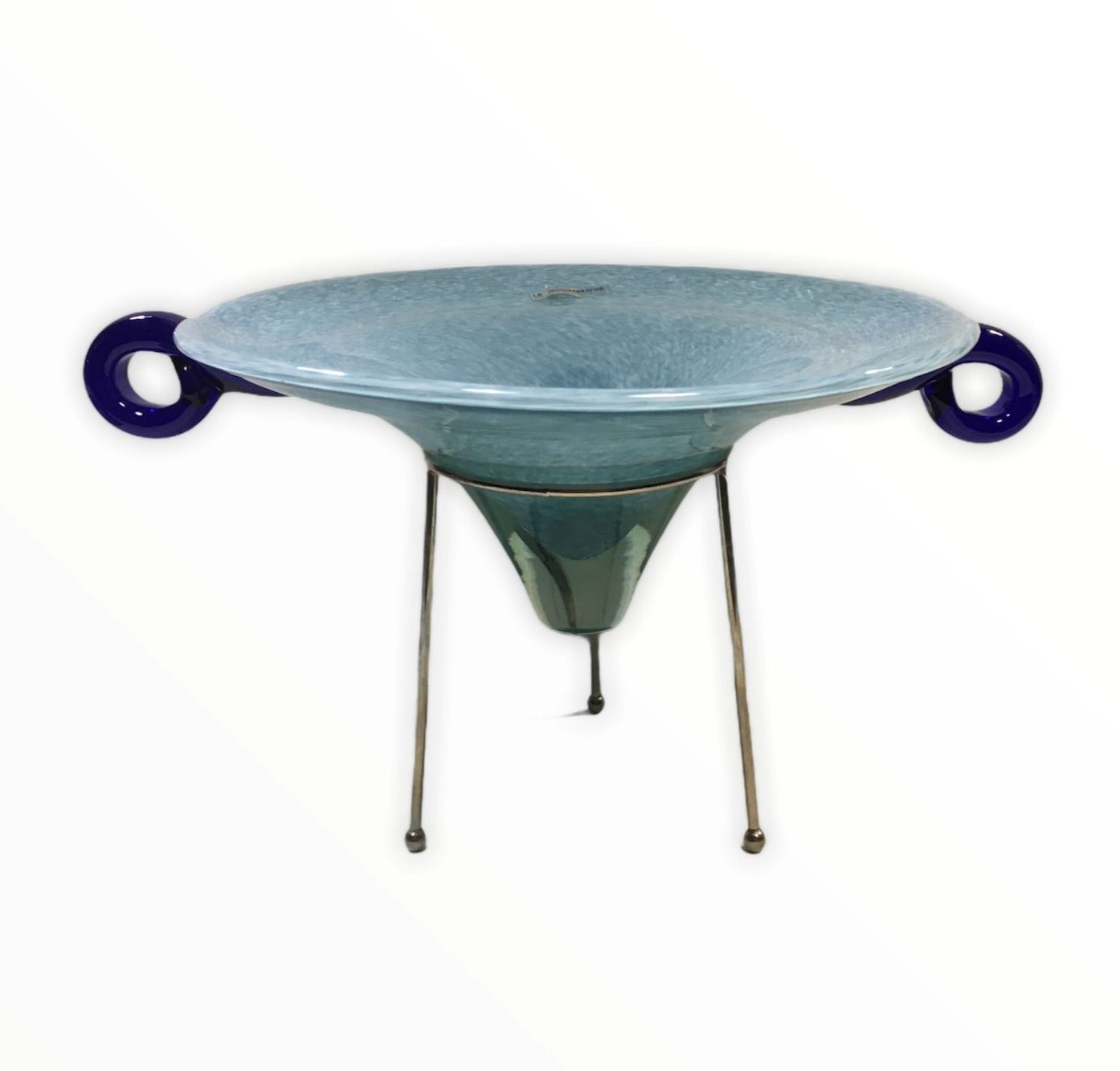 Centrotavola in vetro colorato e lavorato da artisti vetrai con supporto in metallo. Dimensioni totali: cm 37 x 29 x 21 h