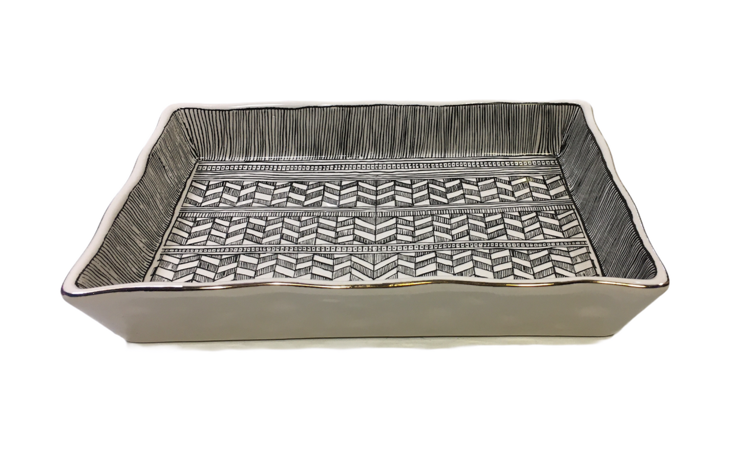 Pirofila rettangolare in porcellana decorata con bordo color oro. Dimensioni: cm 21 x 32 x 5 h. In negozio e online su tuttochic.it