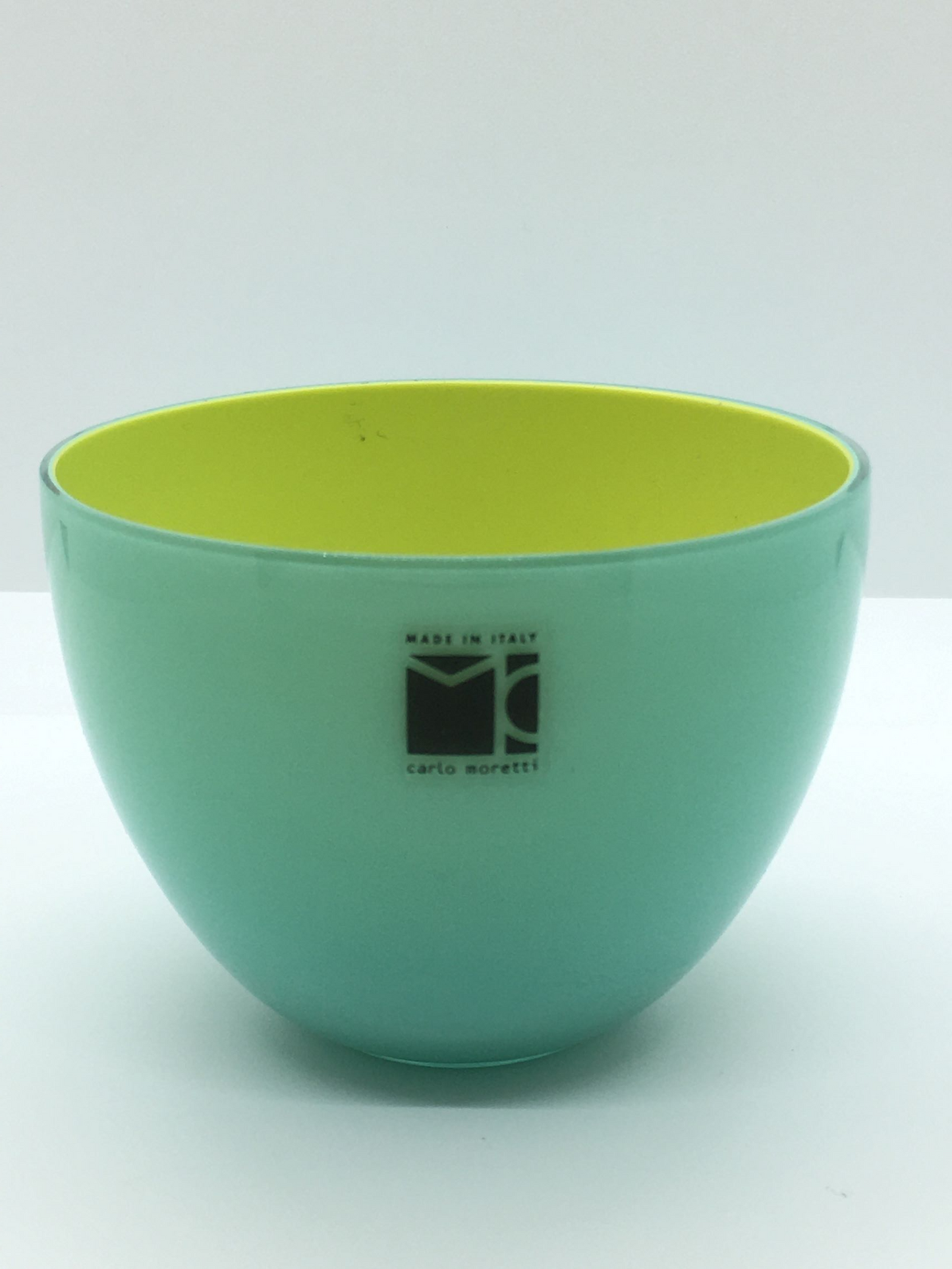 Coppetta in pasta vitrea di Murano bicolore, soffiata a bocca e rifinita a mano. EDIZIONE LIMITATA Dimensioni: diametro 97 mm, altezza 68 mm.