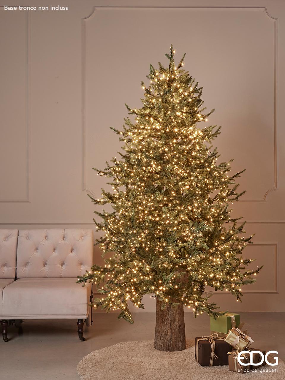 Pino Luxury, albero di Natale alto 180 cm con 3000 mini led e diametro di 136 cm con 2264 rami. Base in metallo Facile da montare e da riporre Materiale ignifugo e atossico Apertura rami albero ad ombrello Colore: Verde. Alimentazione: 230V Consumo 15W. In negozio e online su tuttochic.it