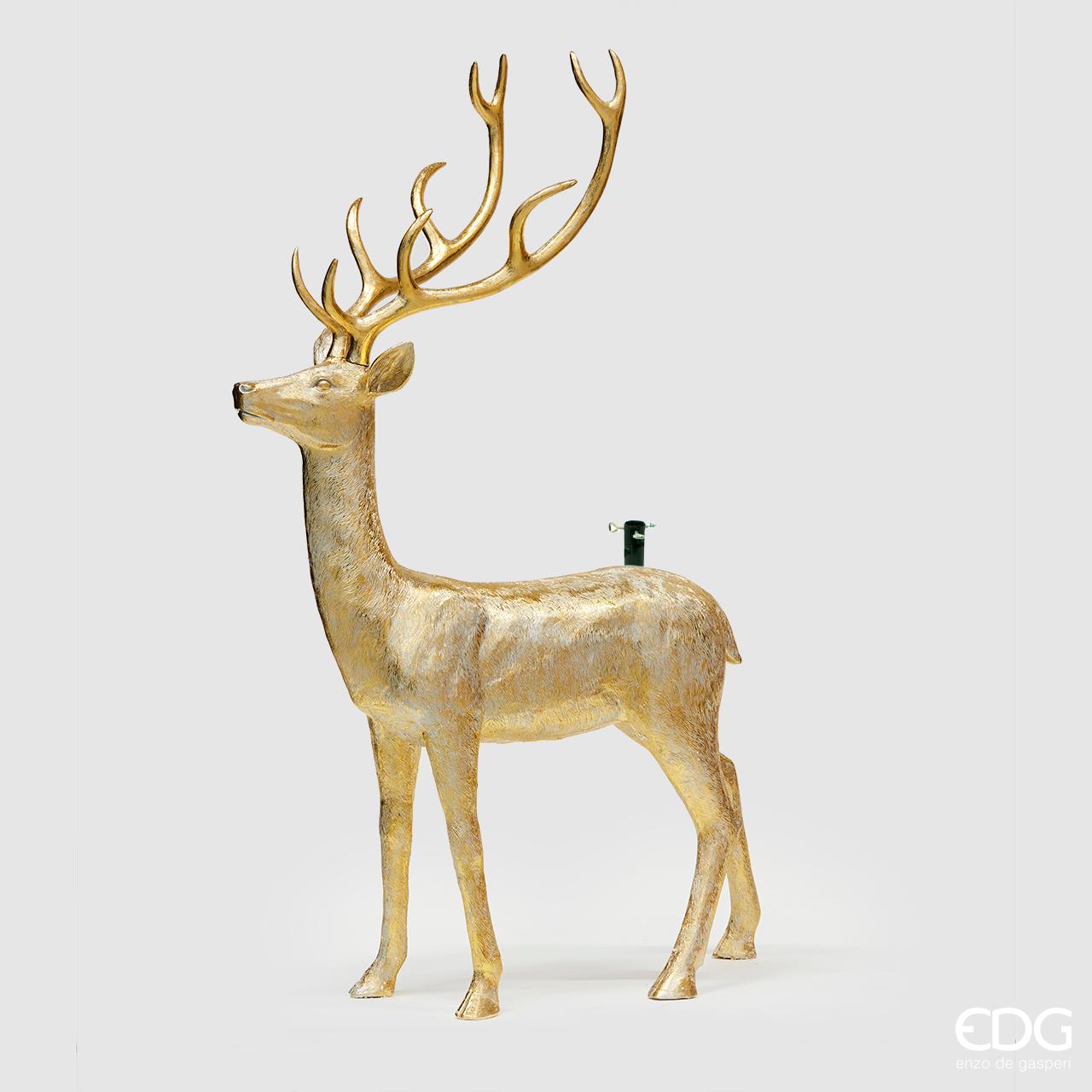 Base Cervo per albero di Natale, realizzato in resina pesante e dipinto a mano color oro. Utilizzabile come base per alberi da 150, 180 e 210 cm di altezza. Supporta fino a 50 kg. Dimensioni Cervo: Altezza: cm 140 Lunghezza: cm 214 Larghezza: cm 58 Peso: Kg 22. In negozio e online su tuttochic.it