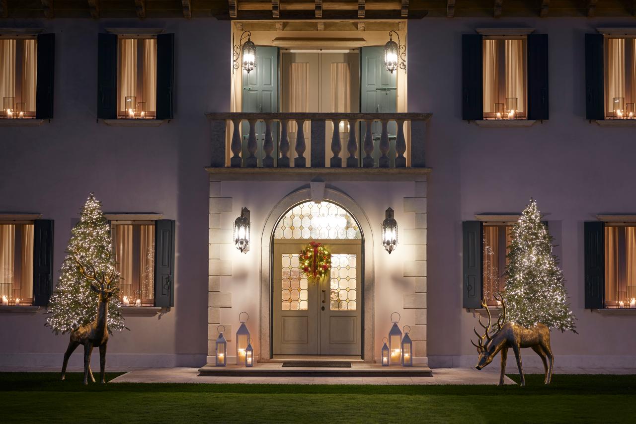 Base Cervo per albero di Natale, realizzato in resina pesante e dipinto a mano color oro. Utilizzabile come base per alberi da 150, 180 e 210 cm di altezza. Supporta fino a 50 kg. Dimensioni Cervo: Altezza: cm 140 Lunghezza: cm 214 Larghezza: cm 58 Peso: Kg 22. In negozio e online su tuttochic.it
