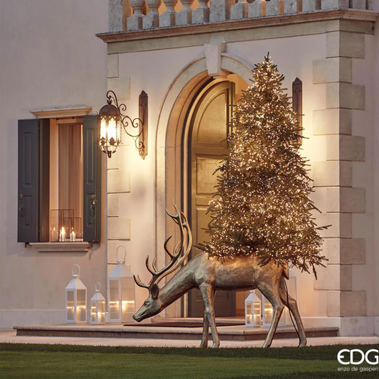 Base Cervo per albero di Natale, realizzato in resina pesante e dipinto a mano color oro. Utilizzabile come base per alberi da 150, 180 e 210 cm di altezza. Supporta fino a 50 kg. Dimensioni Cervo: Altezza: cm 140 Lunghezza: cm 162 Larghezza: cm 53 Peso: Kg 21. In negozio e online su tuttochic.it