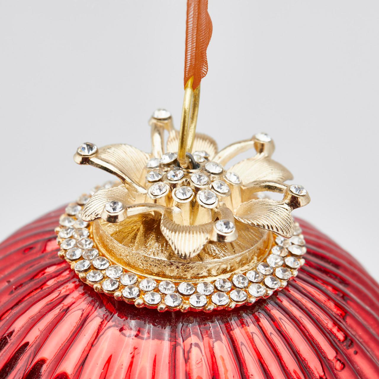 Decoro per albero di Natale, palla in vetro di colore rosso lavorato a righe con applicazioni di metallo e strass. Dimensioni: Ø 10 cm. In negozio e online su tuttochic.it