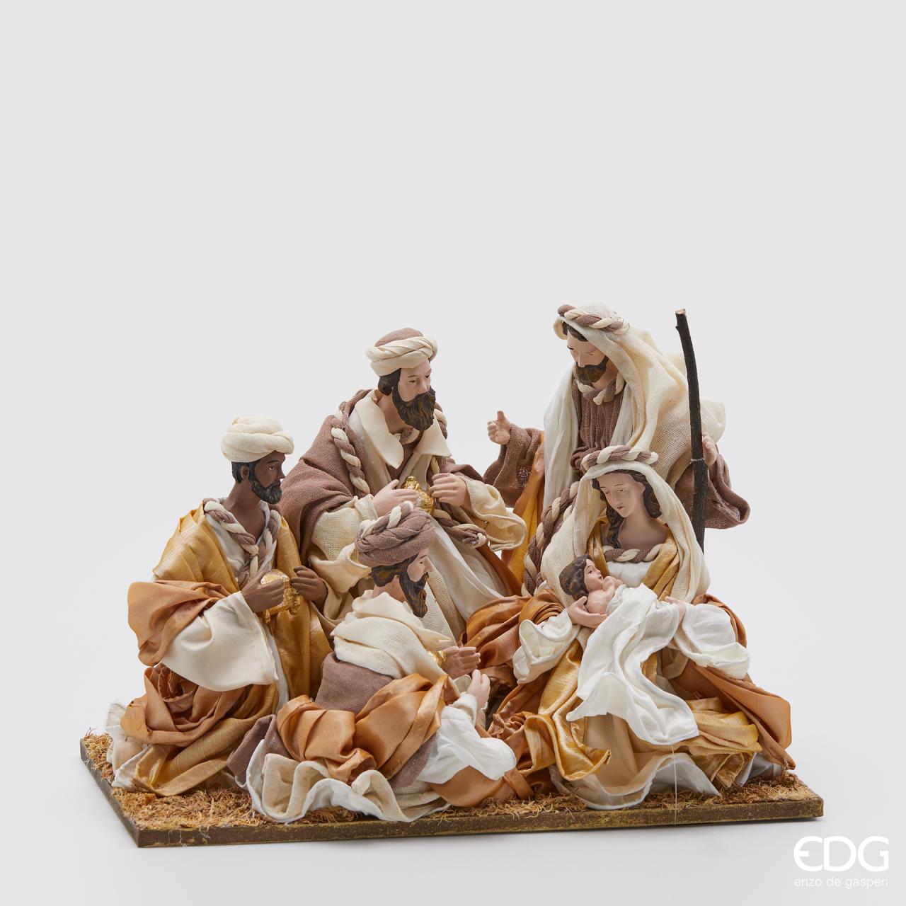 Natività in ceramica con tessuti pregiati e colorati poggiata su base in legno. Dimensioni: cm 36 x 21 x 27h. In negozio e online su tuttochic.it