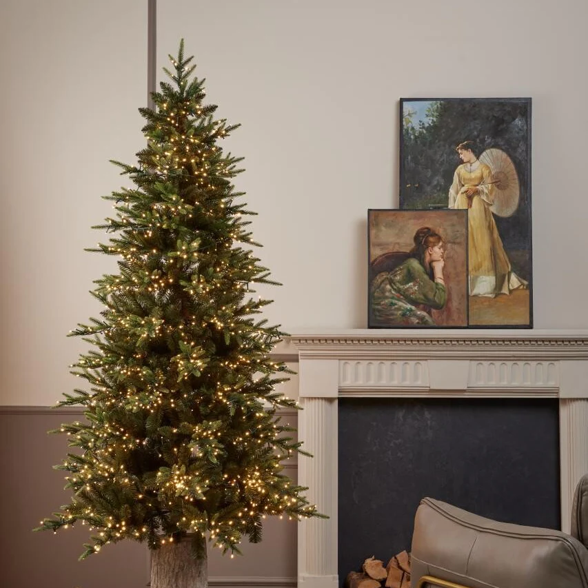 Pino Luxury new, albero di Natale alto 180 cm con 3000 mini led e diametro di 100 cm con 1839 rami. Materiale ignifugo e atossico Apertura rami albero ad ombrello Colore: Verde. Alimentazione: 230V Consumo 15W La base tronco è venduta a parte. In negozio e online su tuttochic.it