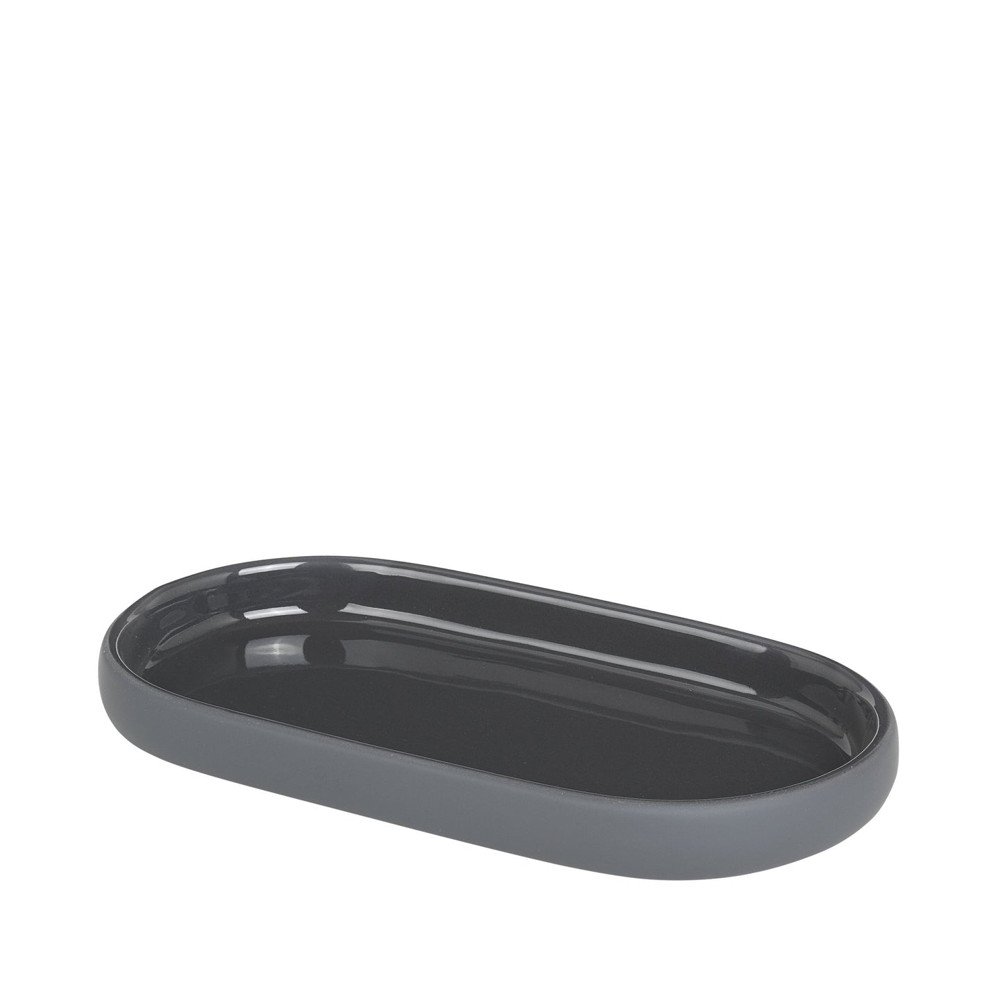 Il vassoio SONO nell'elegante colore Magnet (grigio Scuro) offre spazio per un distributore di sapone e un porta dentifricio, ma può essere utilizzato anche come spazio per riporre altri articoli per l'igiene. L'esterno opaco e morbido al tatto. Dimensioni: cm 19 x 10 x 2,2 h. In negozio e online su tuttochic.it