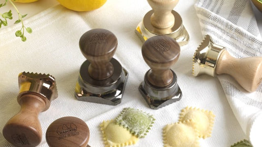 Stampino per ravioli di forma circolare con bordi a zig-zag, realizzato in alluminio anodizzato per garantire un taglio netto della sfoglia. Il piattello centrale, grazie ad un meccanismo a molla è pensato per pressare uniformemente il ripieno. Dimensioni: mm ø 65 × 85 h. In negozio e online su tuttochic.it