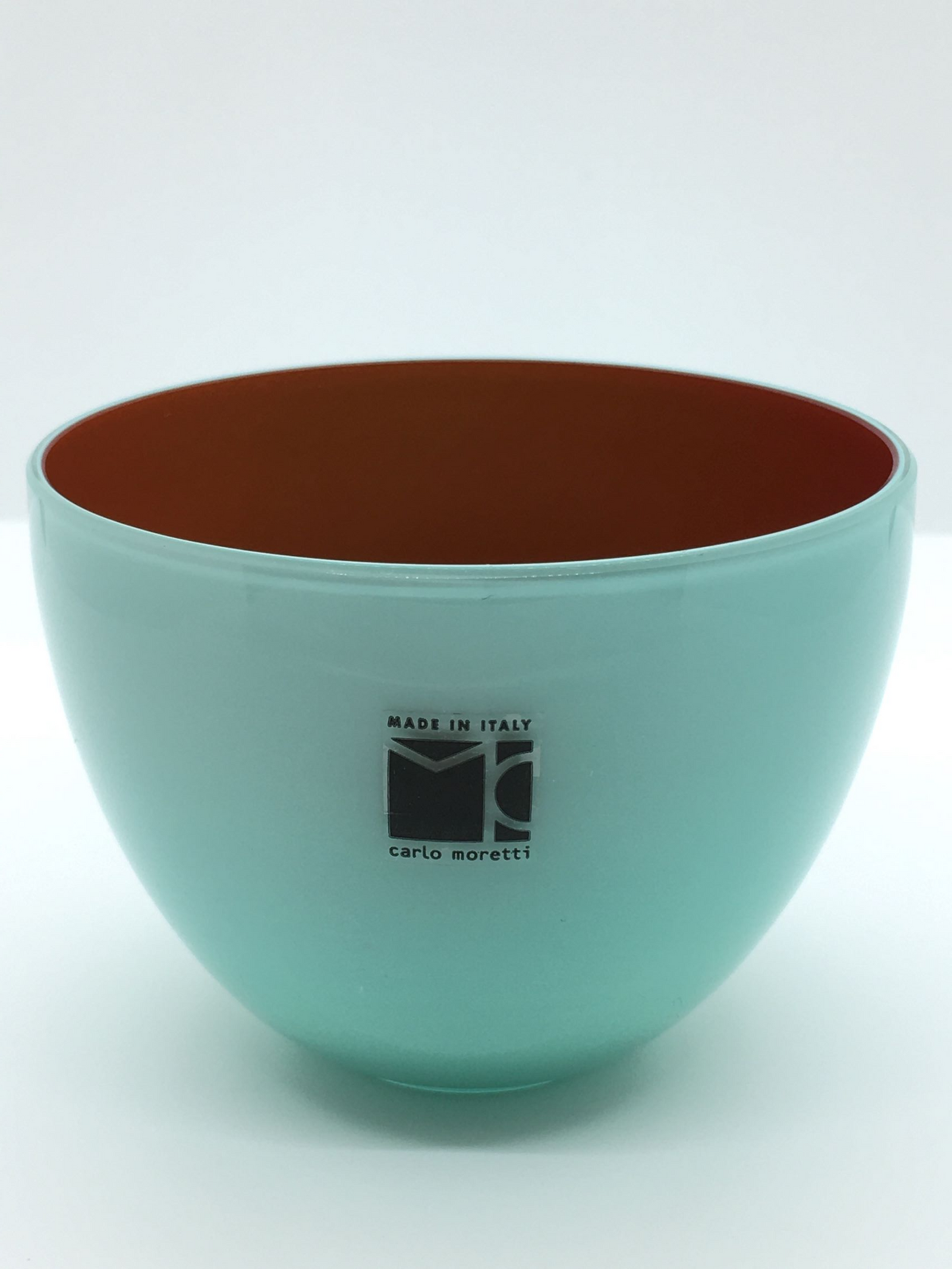 Coppetta in pasta vitrea di Murano bicolore, soffiata a bocca e rifinita a mano. EDIZIONE LIMITATA Dimensioni: diametro 97 mm, altezza 68 mm.