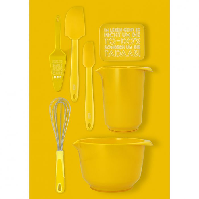 Ciotola per mescolare e servire: capacità 1 litri, Ø: 18,2 cm, altezza: 10,7 cm, in resina melamminica gialla senza BPA, durevole e antigraffio, sostenibile, stabile grazie alla base antiscivolo, maneggevolezza grazie al gocciolatoio-beccuccio e presa sicura, piacevole al tatto. In negozio e online su tuttochic.it