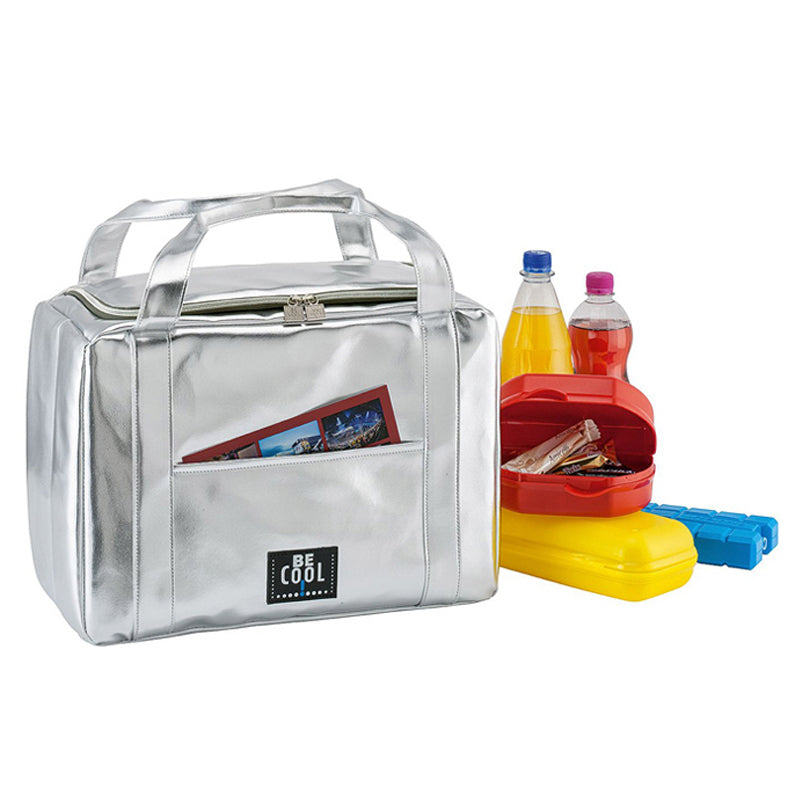 La borsa termica mantiene fresco frutta, bevande e molto altro. Utilizzabile in molteplici occasioni come shopping, campeggio, tempo libero, wellness ecc. Realizzata in PVC e con materiale isolante-EPE. Capacità 20 litri, colore argento Dimensioni: cm 40 x 19 x 28. In negozio e online su tuttochic.it