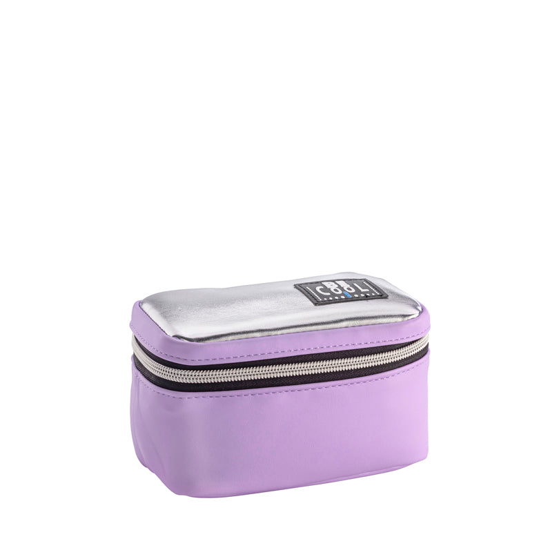 La borsa cosmetici/medicinali termica protegge i vostri cosmetici e medicinali dal calore. Realizzata in PU e con materiale isolante-EPE di alta qualità. La borsa per cosmetici/medicinali è durevole e resistente. Capacità 0,5 litri, colore lavanda/argento Dimensioni: cm 14 x 8 x 8 h. In negozio e online su tuttochic.it
