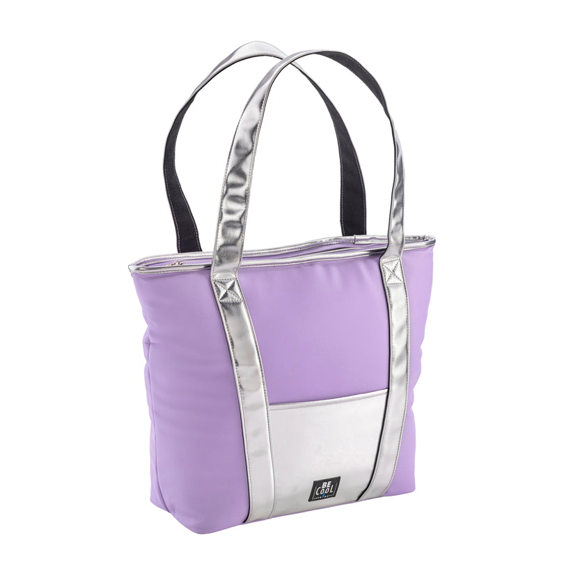 La borsa termica mantiene al fresco frutta, bevande e molto altro. Utilizzabile in molteplici occasioni come shopping, campeggio, tempo libero, gite e palestra ecc. Realizzata in PU e con materiale isolante. Capacità 18,5 litri, colore lavanda/argento Dimensioni: cm ;47 x 13 x 35 h. In negozio e online su tuttochic.it