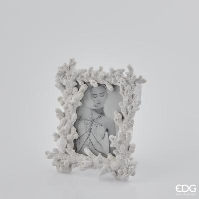 Portafoto in resina bianca effetto corallo. Dimensioni: 17 x 21 h (foto 9x13). In negozio e online su tuttochic.it