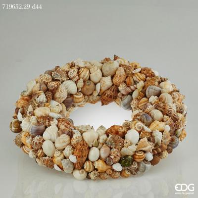Corona mix di conchiglie, diametro cm. 44. La corona potrà essere appesa alla parete o utilizzata come decorazione intorno ad una candela, pianta, vaso portafiori ecc..