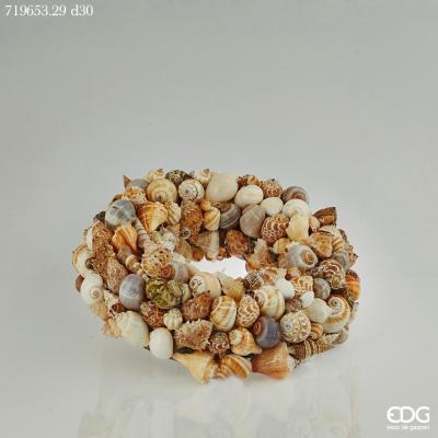 Corona mix di conchiglie, diametro cm. 30. La corona potrà essere appesa alla parete o utilizzata come decorazione intorno ad una candela, pianta, vaso portafiori ecc.... In negozio e online su tuttochic.it