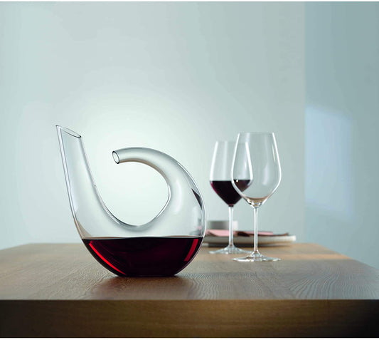 Decanter in vetro cristallino fatto a mano. Decanter per servire vini raffinati, presentazioni moderne ed estetiche. Dimensioni: cm 265 x 26 H - Capacità: 750 cl Lavabile in lavastoviglie. In negozio e online su tuttochic.it