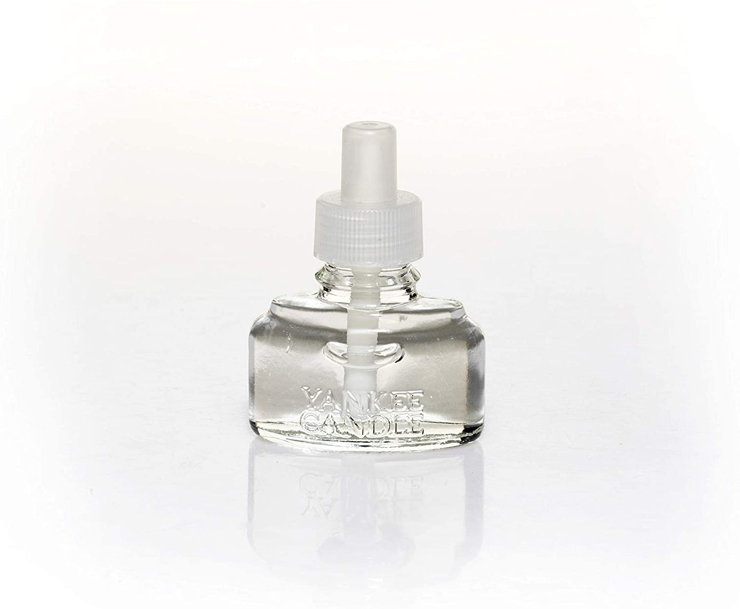 Ricarica per profumatore elettrico. fragranza Amber & Sandalwood Dolce e Speziata. Una spiaggia isolata vi accoglie con la sua sabbia riscaldata dal sole e i profumi rilassanti che evocano il legno trasportato dal mare, il cardamomo e l'ambra. Le ricariche durano da 4 a 6 settimane. In negozio e online su tuttochic.it