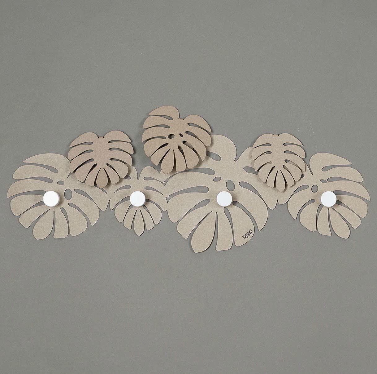 Appendiabiti da parete in metallo di colore beige. Dimensioni : cm. 75 x 24H. In negozio e online su tuttochic.it