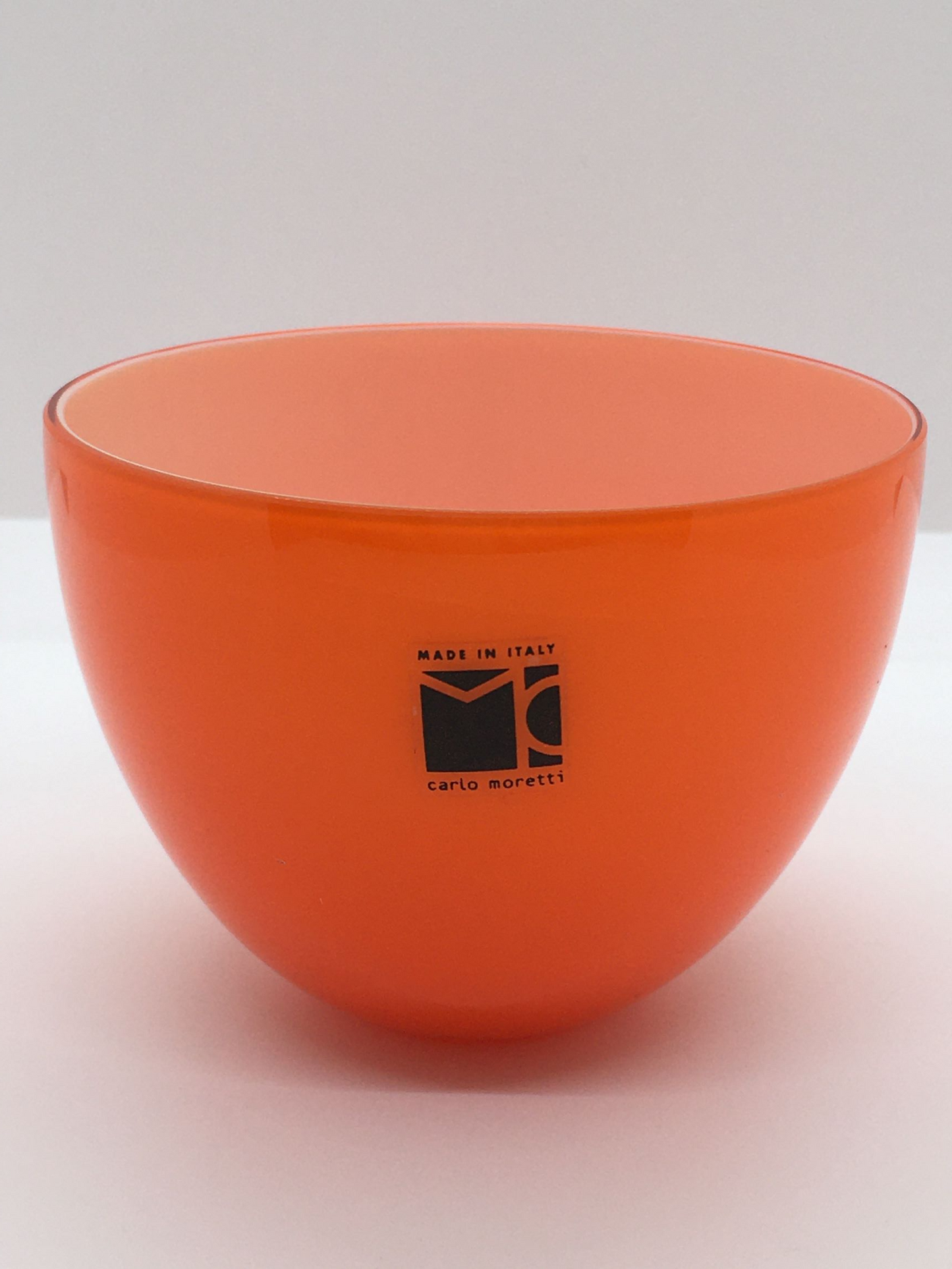 Coppetta in pasta vitrea di Murano bicolore, soffiata a bocca e rifinita a mano. EDIZIONE LIMITATA Dimensioni: diametro 97 mm, altezza 68 mm.