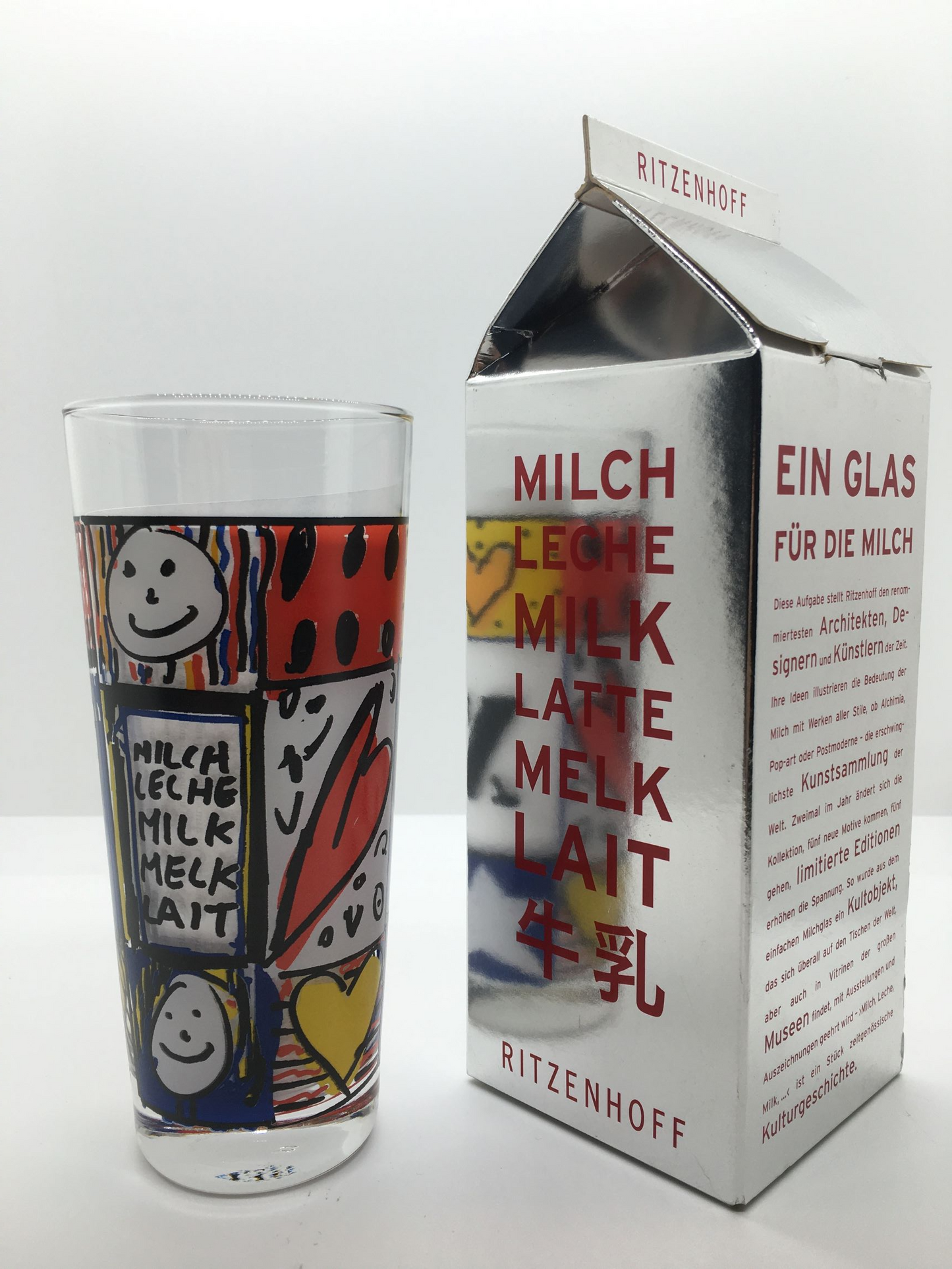 Bicchiere in vetro con decoro progettato da Roger Selden nel 2002, Edizione Limitata, della linea "Smoking Xclusive" di Ritzenhoff. Dimensioni: mm 68 x 150 h, capacità 0,25 lt