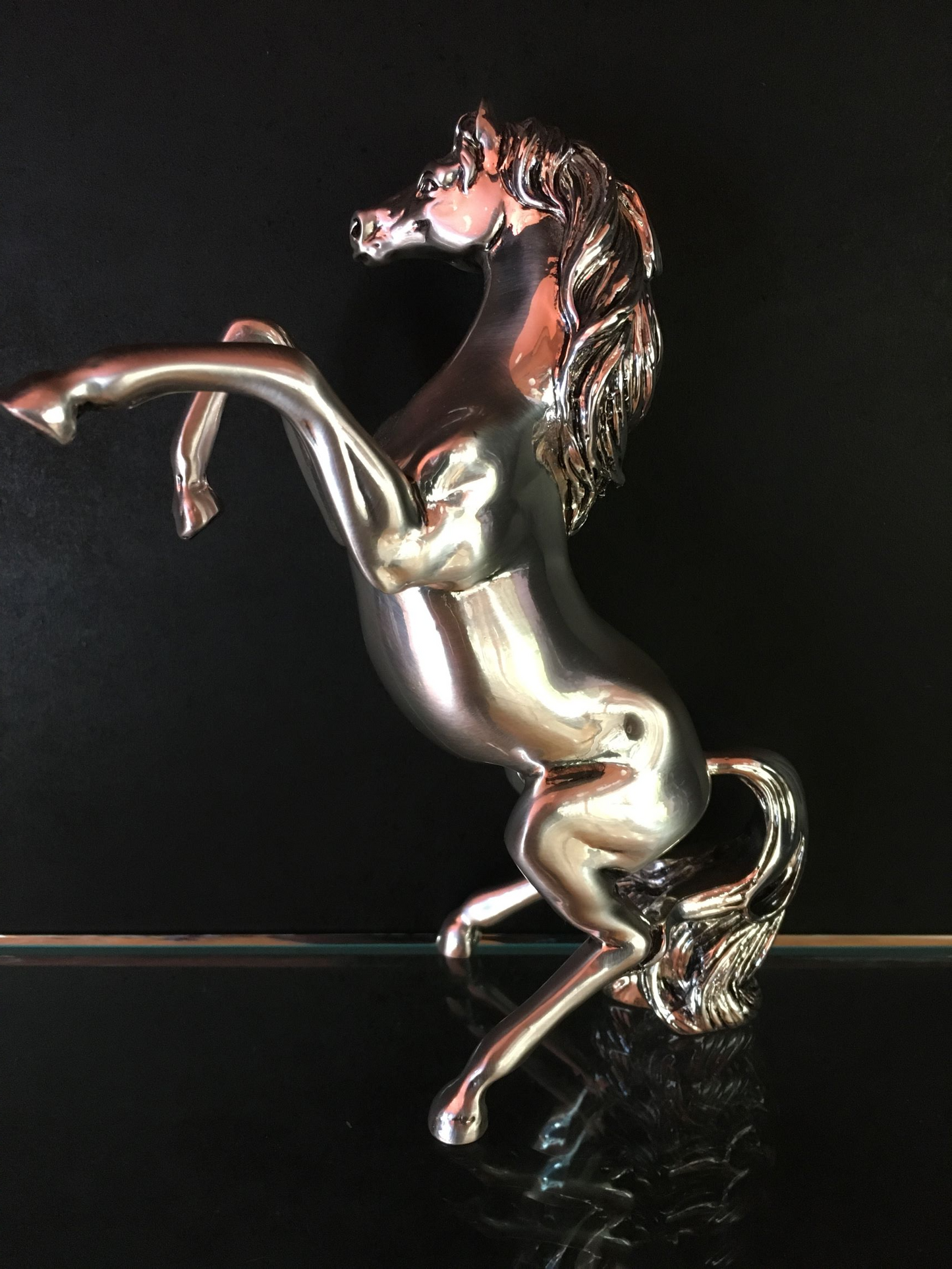 Cavallo rampante in resina argentata. Dimensioni: cm 33 x 19 x 45 h Peso kg 3,440 Il prodotto va pulito con panno umido senza alcun prodotto chimico.