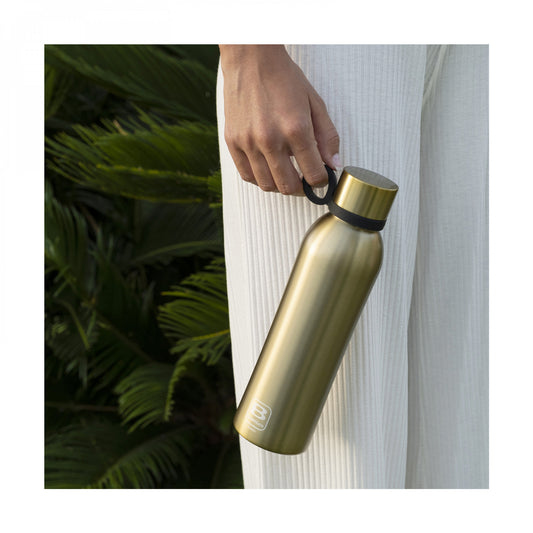 L'accessorio più pratico e minimal per portare la tua B Bottle ovunque con te: lo puoi appendere a ganci, borse e zaini. Realizzato in silicone alimentare, garantisce una presa facile e sicura. È compatibile con tutti i tipi e formati di B Bottles. In negozio e on line su tuttochic.it