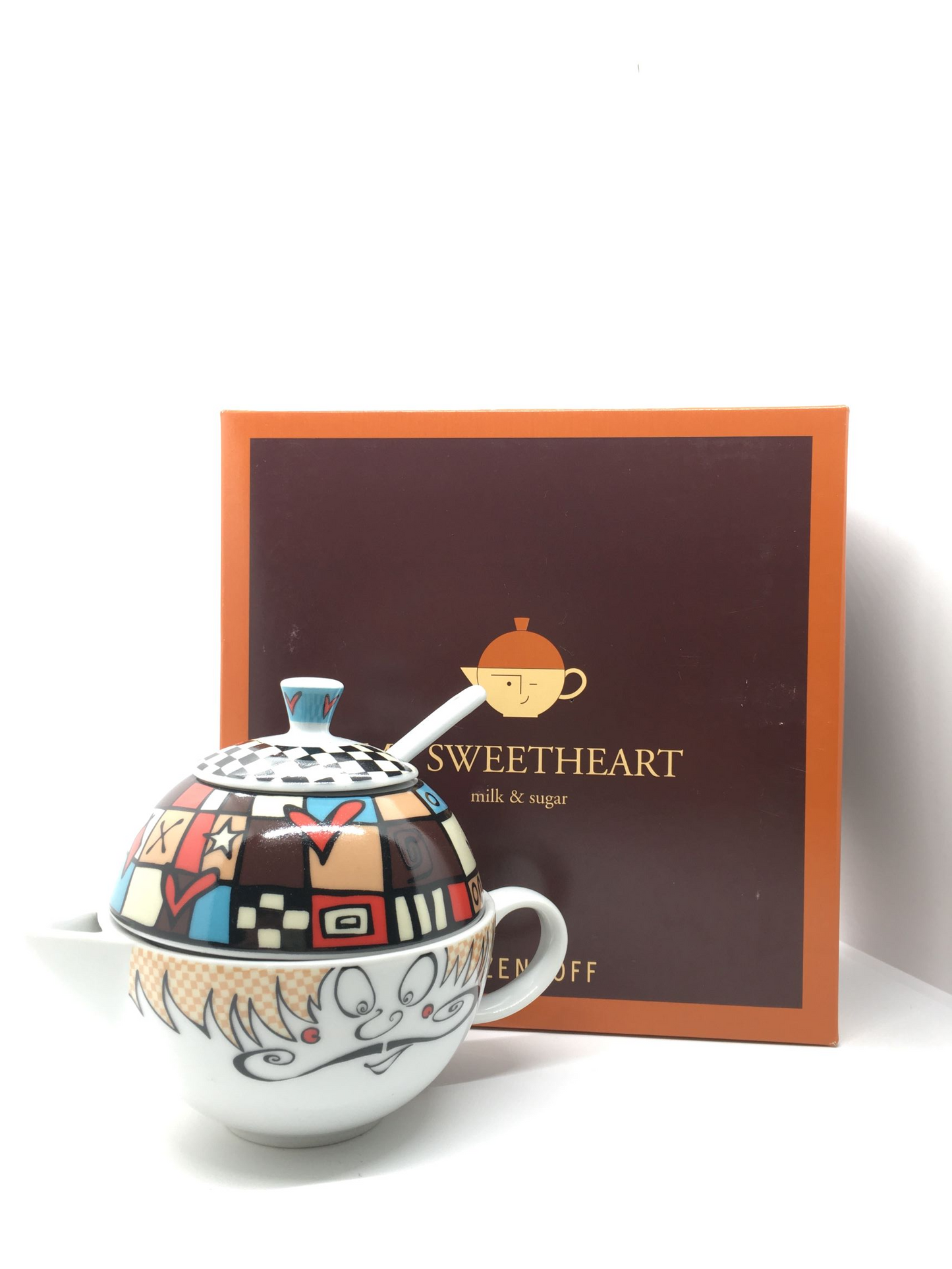 Set lattiera con sopra zuccheriera e cucchiaino in porcellana decorata da Marie Peppercorn nel 2003, Edizione Limitata, della linea "My Sweetheart" di Ritzenhoff. Dimensioni: mm 100 x 114 h. In negozio e online su tuttochic.it