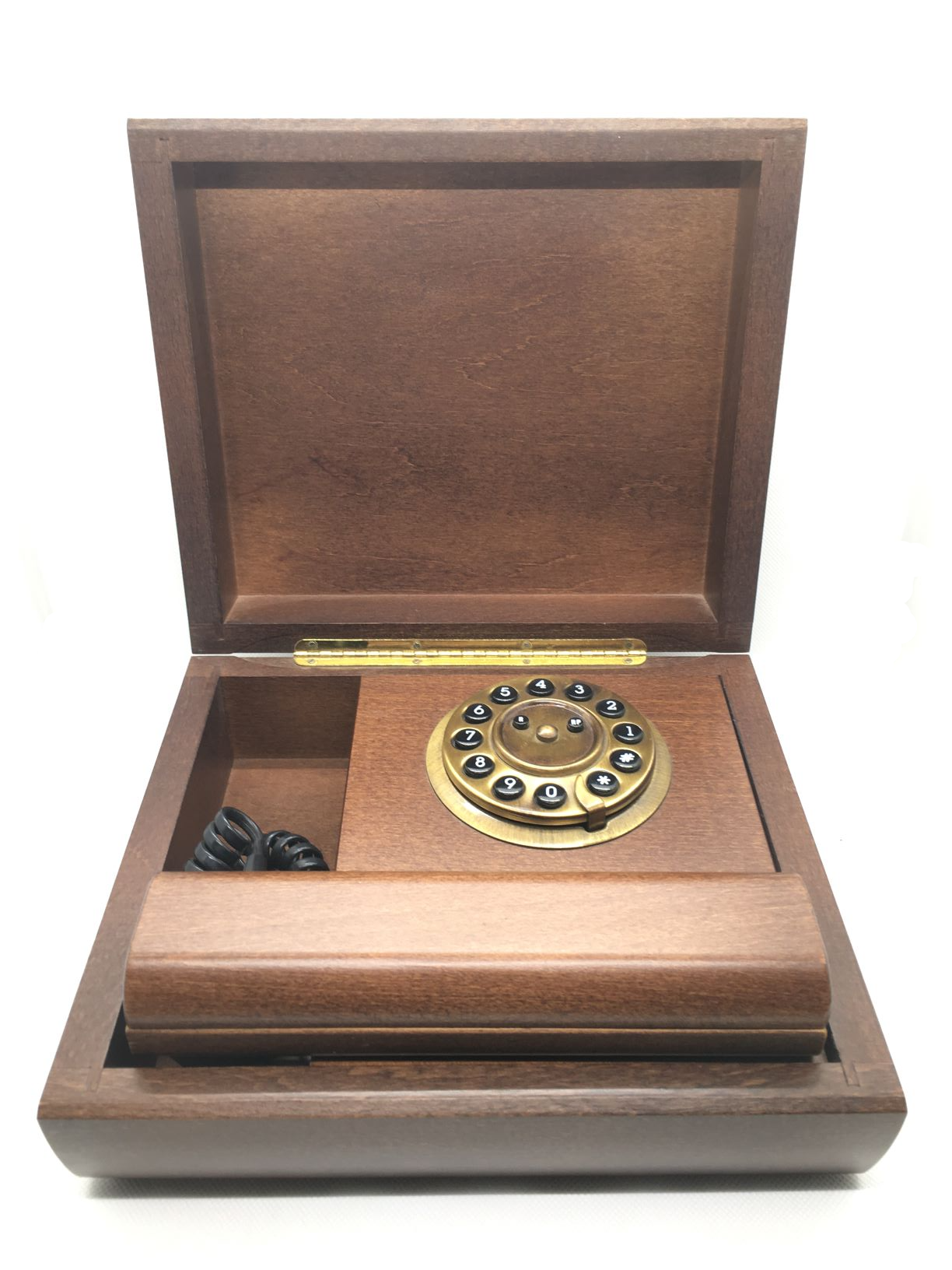 Telefono decorativo in scatola realizzato in legno e particolari in ottone brunito. Fatto in Italia da Sitel. Telefono omologato dall'Istituto Superiore Poste e Telegrafi - TLC Dimensioni: (chiuso) cm 24 x 20 x 9 h. In negozio e online su tuttochic.it