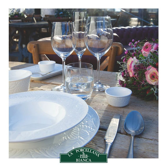 Confezione di 6 piatti piani in porcellana lavorata di colore bianco. Il piatto Bosco è perfetto per la tavola della colazione, per il pranzo o la cena con gli amici. Dimensioni singolo piatto: diametro cm 27 x 2 h. Utilizzabile in forno a microonde e lavastoviglie. In negozio e online su tuttochic.it