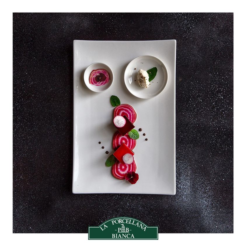 Piatto rettangolare in porcellana bianca. Linea Gourmet Quando il design incontra il food, la linearità diventa la massima espressione dell’eleganza in tavola. Dimensioni: cm 35 x 23 x h 2,4 Utilizzabile in forno a microonde Lavabile in lavastoviglie. In negozio e online su tuttochic.it