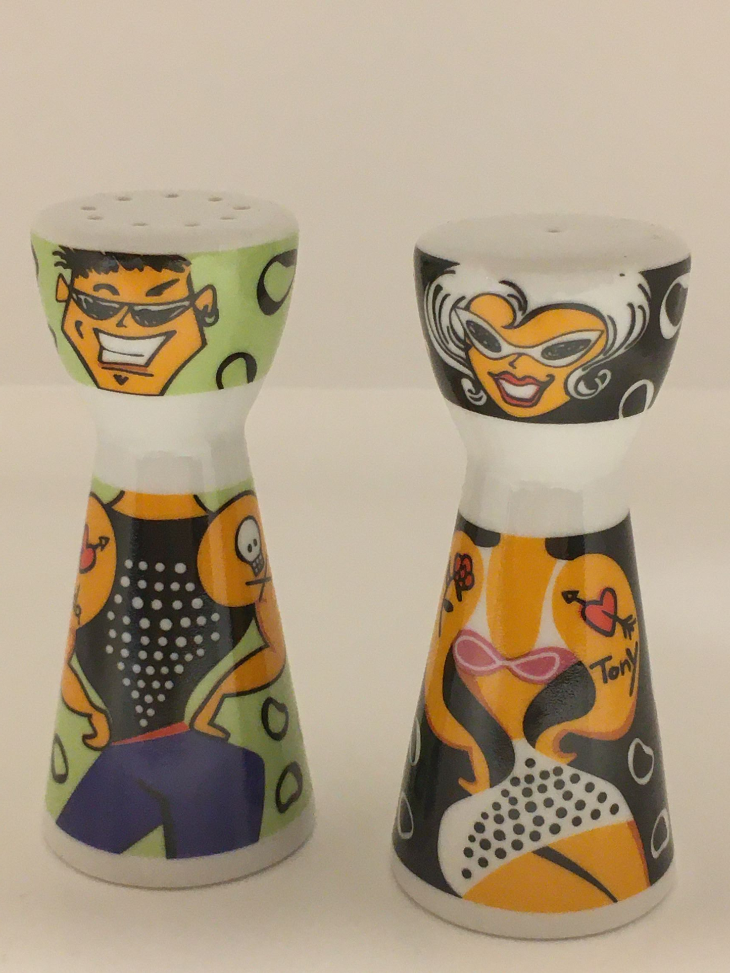 Set 2 pezzi sale e pepe in porcellana, disegnato da Michal Shalev nel 2004, Edizione Limitata, della linea "Mr. Salt & Mrs. Pepper" di Ritzenhoff. Dimensioni: mm 8 x 75 h