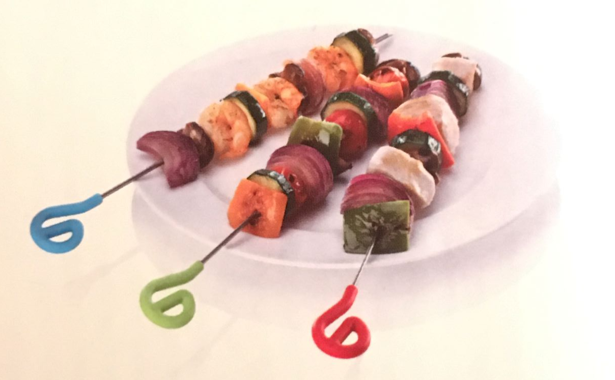 Spiedino in acciaio inox con impugnatura in silicone colorato e inodore: alta resistenza al calore, senza BPA, versatile e durevole, facile da pulire, lavabile in lavastoviglie. Gli spiedini da cucina sono ideali per griglia, piastra, forno e barbecue. Utile anche per testare torte una volta cotte. Lunghezza cm 30