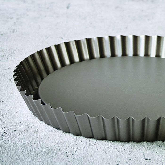 Lo stampo furbo è uno stampo per crostate con una scanalatura sulla base, in modo da creare un incavo per la farcitura. Lo stampo furbo si presta dunque a essere usato per tutte quelle crostate che vanno farcite al centro. In metallo con rivestimento antiaderente, diametro cm 28. In negozio e online su tuttochic.it