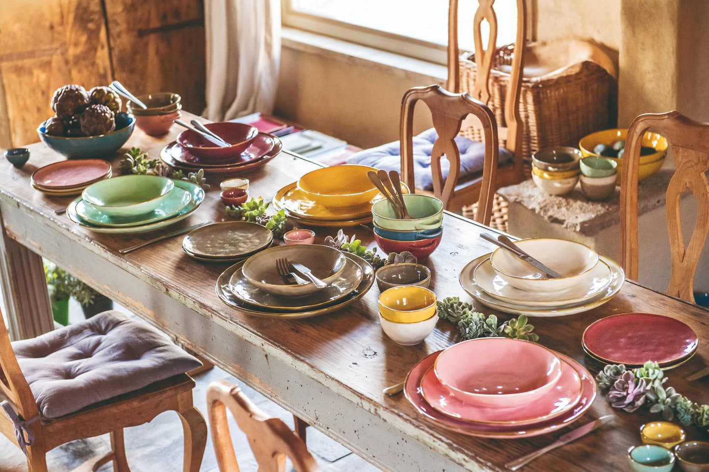 Tazzone da colazione in porcellana di colore arancione. Colori e forme moderne si mescolano con armonia ed elementi della tradizione. Dimensioni: Ø 7 cm, 420 cc Materiali: Stoneware. Lavabile in lavastoviglie. Utilizzabile in microonde. In negozio e online su tuttochic.it