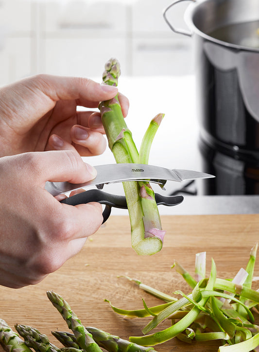 L'innovativo fissa-dita e il manico flessibile permettono di sbucciare perfettamente sia gli asparagi che le carote. lama in acciaio giapponese, mobile e ricurva manico ergonomico con 1 fissa dito adatto sia ai destri sia ai mancini con coltellino integrato lavabile in lavastoviglie. In negozio e online su tuttochic.it