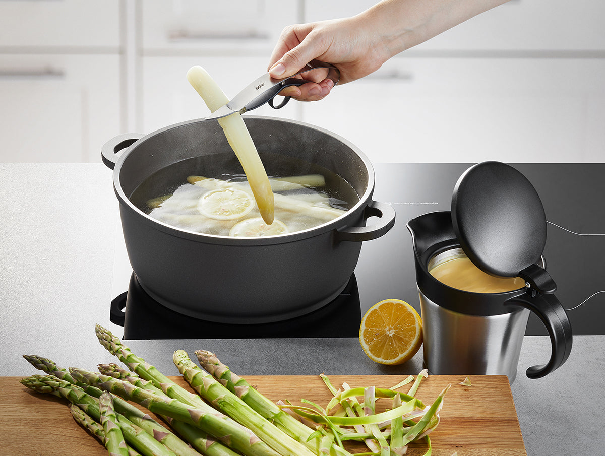 L'innovativo fissa-dita e il manico flessibile permettono di sbucciare perfettamente sia gli asparagi che le carote. lama in acciaio giapponese, mobile e ricurva manico ergonomico con 1 fissa dito adatto sia ai destri sia ai mancini con coltellino integrato lavabile in lavastoviglie. In negozio e online su tuttochic.it