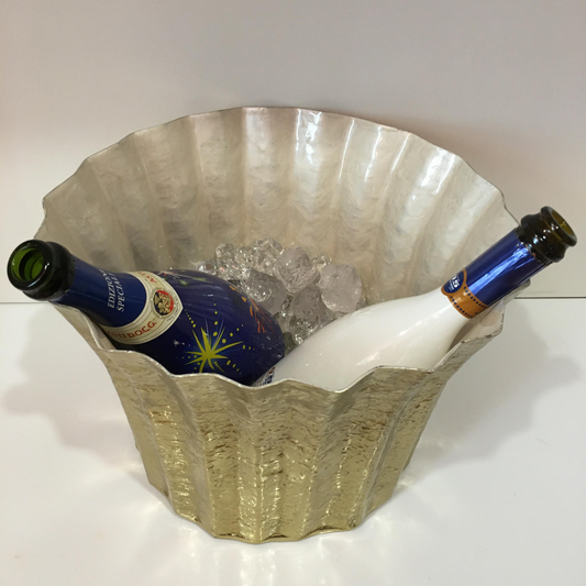 Vaso Brass in metallo colore oro, interno madreperlato avorio. Dimensioni: altezza cm. 23, diametro cm. 32.