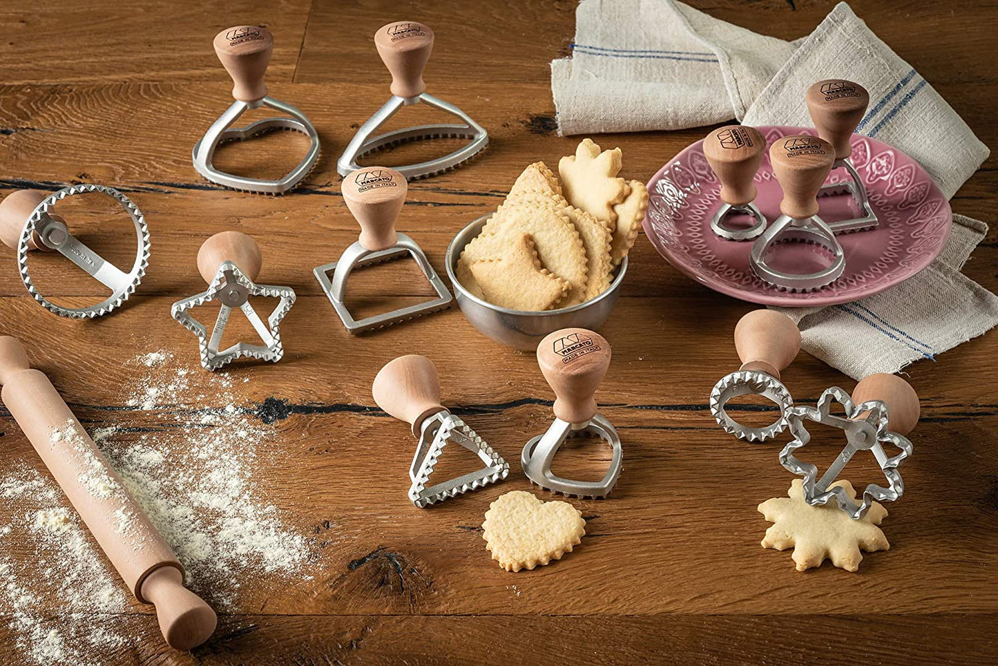 Lo Stampino Marcato tondo è realizzato con materiali adatti al contatto alimentare e si possono facilmente pulire con un panno e un pennello, senza utilizzare acqua. Non è consentito il lavaggio in lavastoviglie. Dimensioni: cm 4,8 × 4,8 × 7 h. In negozio e online su tuttochic.it