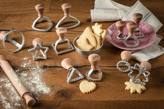 Lo Stampino Marcato a forma di fiore è realizzato con materiali adatti al contatto alimentare e si possono facilmente pulire con un panno e un pennello, senza utilizzare acqua. Non è consentito il lavaggio in lavastoviglie. Dimensioni: cm 7 × 7 × 8.5 h. In negozio e online su tuttochic.it