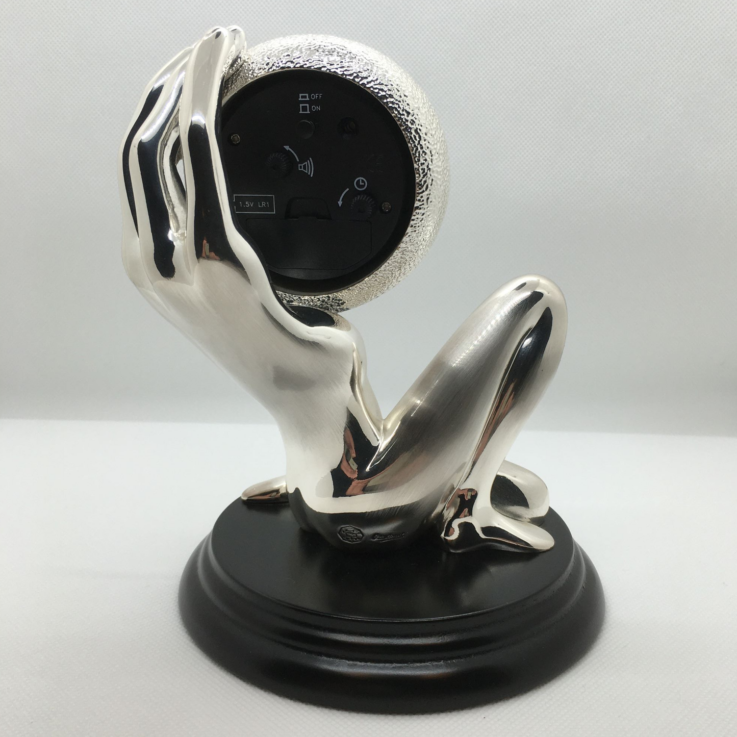 Scultura corpo-mano con orologio e sveglia in bagno galvanico in argento. Dimensioni: cm 15 x 17 h. In negozio e online su tuttochic.it