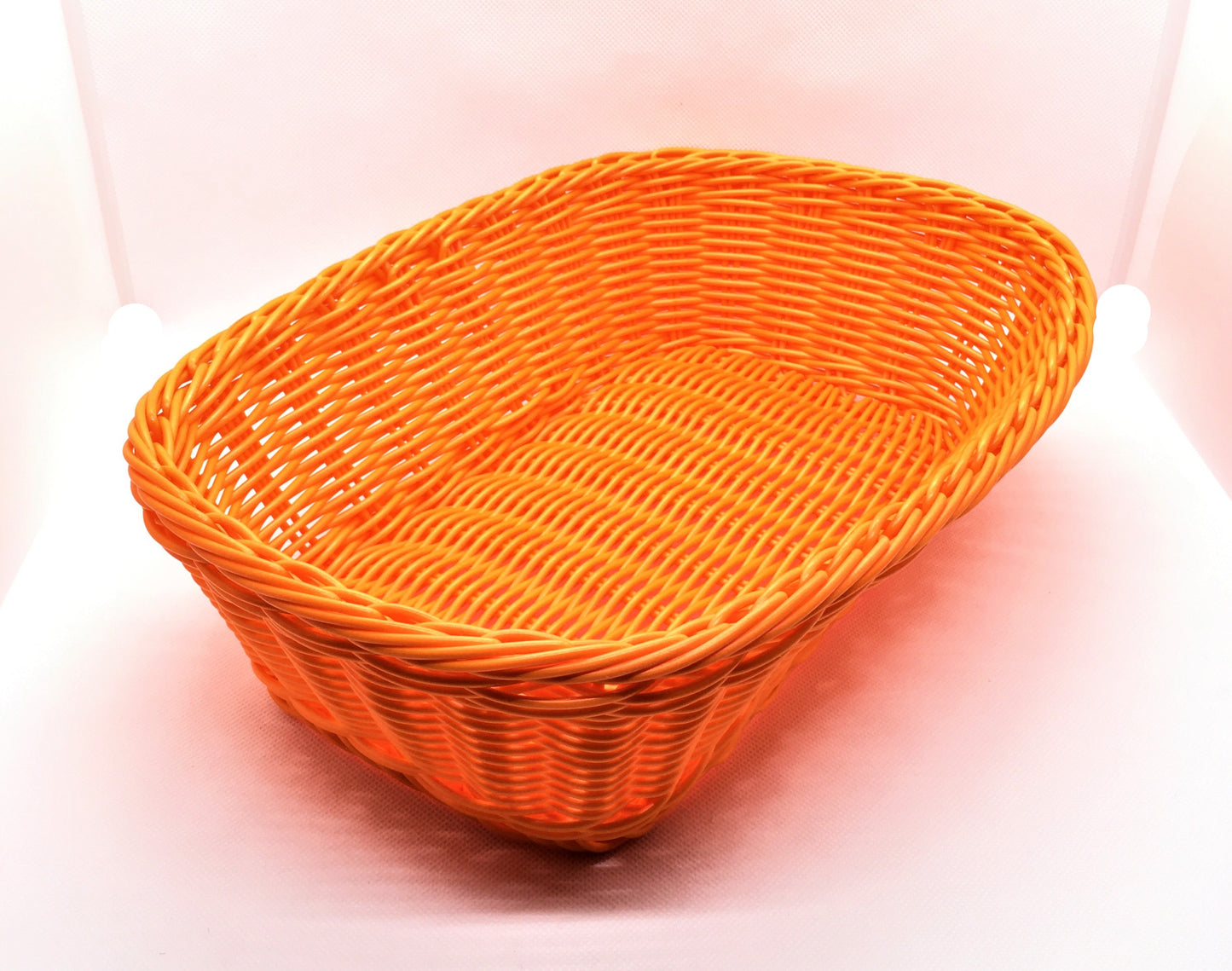 Cestino rettangolare in filo di plastica intrecciato di colore arancione. Lavabile anche in lavastoviglie Dimensioni: cm 30 x 21 x 9 h. In negozio e online su tuttochic.it