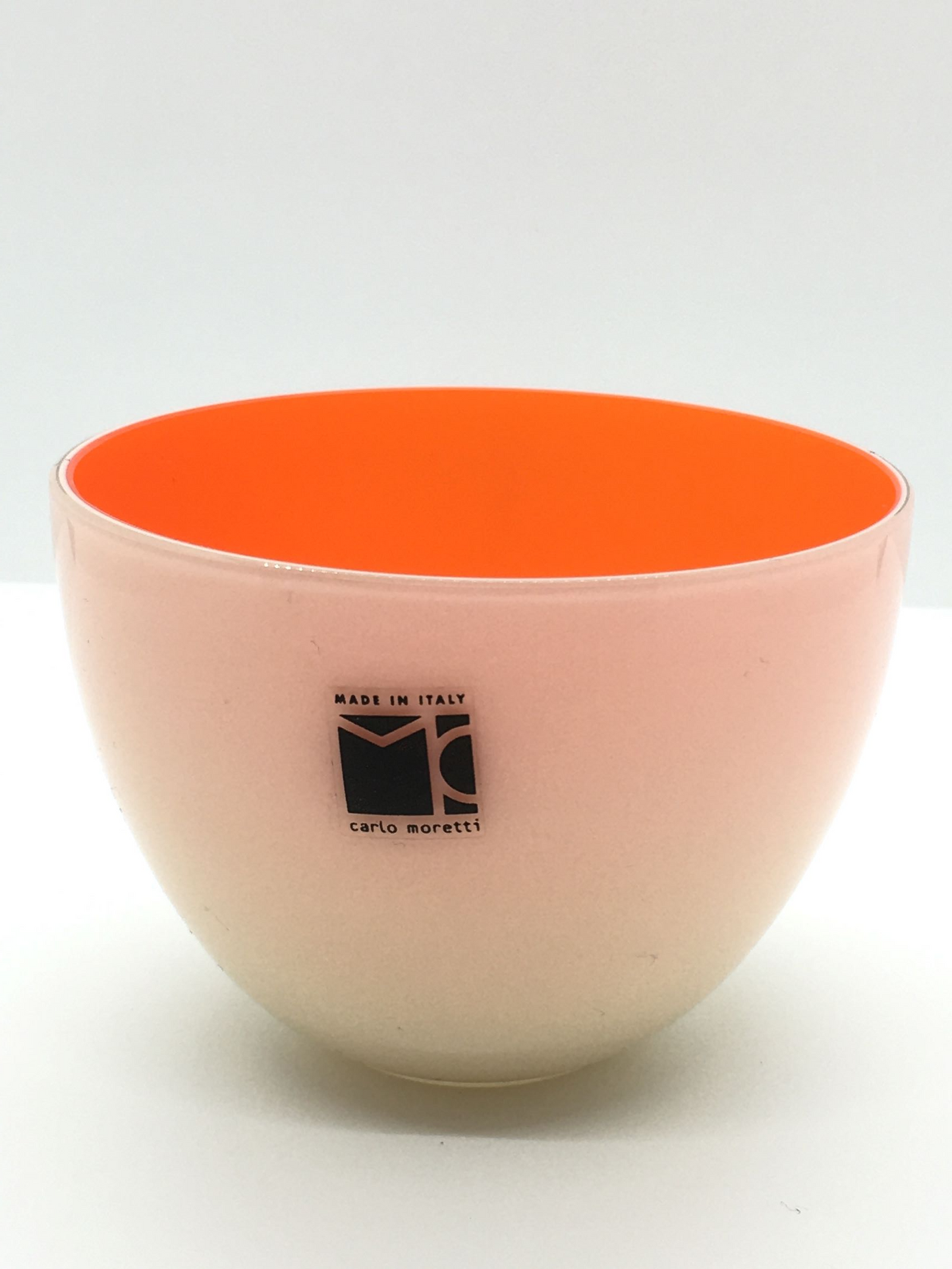 Coppetta in pasta vitrea di Murano bicolore, soffiata a bocca e rifinita a mano. EDIZIONE LIMITATA Dimensioni: diametro 97 mm, altezza 68 mm.