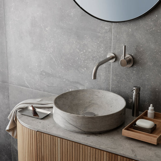 Il semplice e funzionale vassoio ABENTO è ideale per l'uso in cucina, in bagno, nell'area benessere, in ufficio o ovunque sia necessario un vassoio. Quando il vassoio non viene utilizzato per servire, è particolarmente adatto per la decorazione. Dimensioni: cm 50 x 30 x 8,5 h. In negozio e online su tuttochic.it