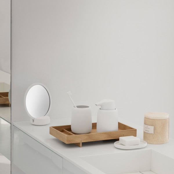 Bordi morbidi, una forma lusinghiera e, non da ultimo, la piacevole superficie morbida al tatto: con il portaspazzolino SONO nel classico colore bianco, l'igiene orale è puro piacere. All'interno, la tazza è smaltata e facile da pulire. Dimensioni: cm 8,6 x 10,7 h. In negozio e online su tuttochic.it